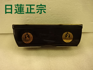 ●日蓮正宗 新品 角香炉 １９ｃｍ黒 陶器 黒塗り 前香炉 鶴丸紋章 金色 入り ピカピカ 仏壇仏具 高級 長香炉 ヤフオク特価 希少 黒塗