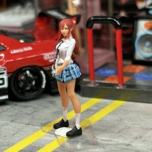 1/64 スケール ジオラマ アイドル 握手会風 顔も塗装 ナイスボディー フィギュア ミニスカート 日本未発売 R35GTR GT 美脚 美尻の画像3