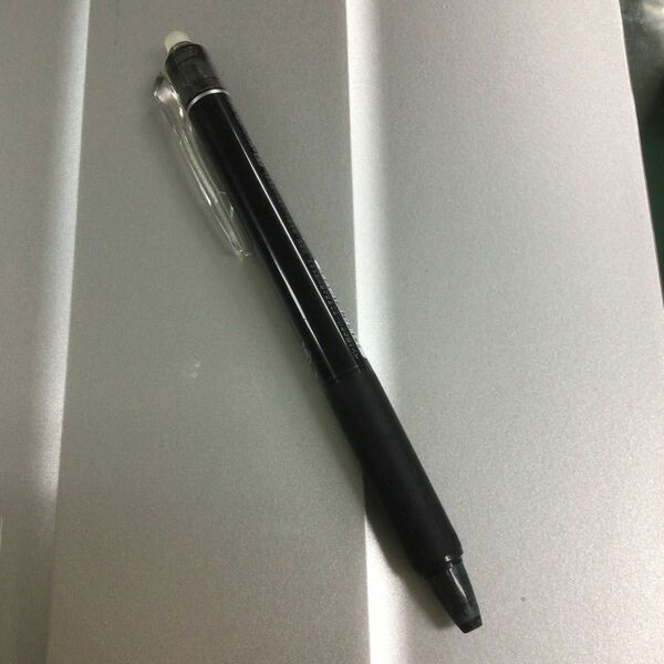 使い古しのボールペン、インクは半分より下回ってます！