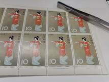 ◆未使用切手　切手趣味週間「序の舞」上村松園　1965年　10円　10枚　１シート_画像3