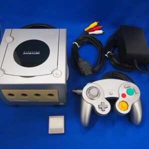 X1116 中古 NINTENDO GAMECUBE ゲームキューブ 本体 シルバー、コントローラー、ACアダプタ、AVケーブル、メモリーカードの画像1