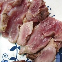 旨味の強い、炙り「鶏刺し、モモ肉500g位」国産、長期飼育で味の濃い熟鶏を使用　-鶏タタキ-_画像9