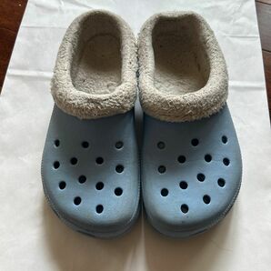 クロックス　モコモコ　水色 ふかふかサンダル　M5 W7 crocs