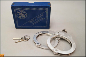 税込◆Smith＆Wesson◆ハンドカフ 鍵2個付 アメリカ製 102g 手錠 スミス＆ウエッソン コレクター品-8528