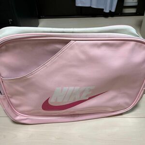 NIKE ナイキ 男女兼用 クロスボディ　ボストンバッグ ショルダーバッグ レベル　ジャンク　ピンク色