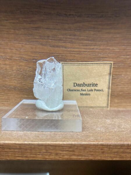 メキシコ産　ダンビュライト　ダンブライト　約19.95ct 鉱物標本　結晶