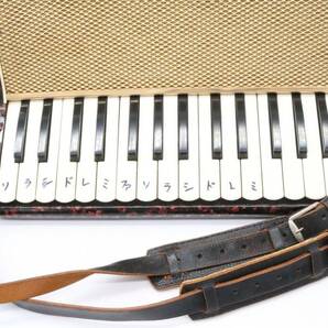 【ト滝】YAMAHA ヤマハ アコーディオン 8905 Steel Reeds Accordion 鍵盤楽器 レッド 赤 18ベース 30鍵盤 DE937DEW55の画像5