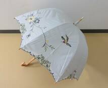 ( せ-A1-1151 )CHINOISERIE MODERN シノワズリーモダン 日傘 手開き式 ホワイト 白 鳥 花 刺繍 全長約83.5cm 半径約45cm 中古_画像1