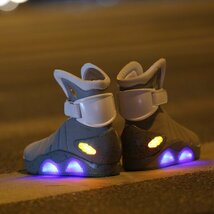 バック・トゥ・ザ・フューチャー 未来の靴 スニーカー シューズ 黒 LED点灯 海外限定 レプリカ 2色_画像4