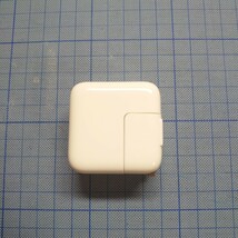 《ジャンク》Apple 10W USB Power Adaptor アップル 10W USB パワー アダプター 白 ジャンク 動作未確認 iPad mini 付属品 純正 古い_画像3