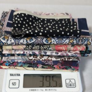 リバティ　カラフルタナローン　はぎれ　パッチワーク　LIBERTY　花柄　ダーク系