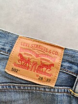 2000年代製 Levi's リーバイス Lot.502 28インチ ユーズド加工 ヴィンテージ加工 デニムパンツ ジーンズ レザーパッチ_画像2