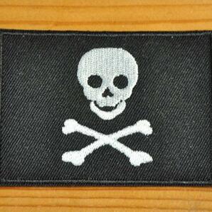 英国 インポート アイロン ワッペン 海賊旗 クロスボーンスカル 骸骨 ドクロ 海賊 パイレーツ イギリス UK ENGLAND イングランドの画像1