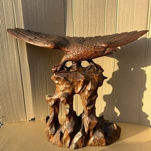 G104 翼を広げた鷹一刀彫・岩上の鷹図・木彫・特大置物 木製 彫刻 木彫り 工芸品 