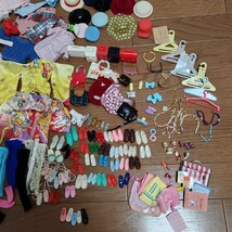 希少 リカちゃん 服&アクセサリー&靴 大量 タカラ ドレス 着物 エプロン 帽子 スカート ワンピース バッグ ティアラ パンプス ジャケット_画像8