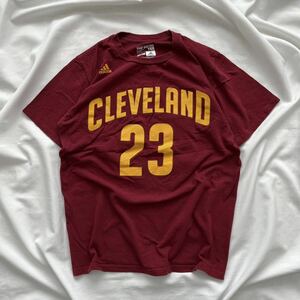 古着 半袖 Tシャツ アディダス adidas ワンポイントロゴ NBA クリーブランドキャバリアーズ レブロンジェームズ 23 コットン Mサイズ