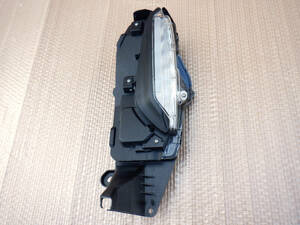 美品 トヨタ MXPB10 MXPB15 MXPJ10 MXPJ15 ヤリスクロス 純正LEDデイライト左 左側 ウインカー KOITO 52-328 刻印E1 ヤリス クロス