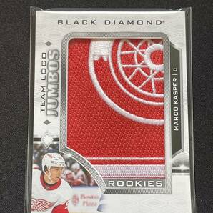 Marco Kasper【NHL 2023-2024 UPPER DECK Black Diamond】RC Rookie Team Logo Patch | Detroit Red Wingsの画像1