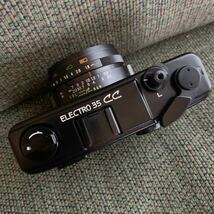 希少！美品！人気のコンパクト軽量YASHICA ELECTRO35CC フィルムカメラのブラック製品済 _画像3