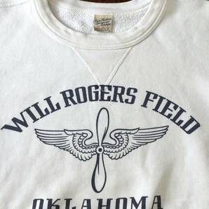 バズリクソンズ ＢＵＺＺ ＲＩＣＫＳＯＮ’Ｓ WILL ROGERS FIELD OKLAHOMA 染み込み３段プリント 前V スウェット シャツ M 白ホワイトの画像1