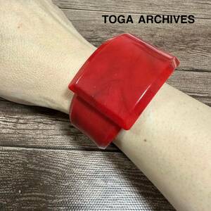 【TOGA ARCHIVES】　トーガ　赤　プラスチック　バングル　難あり