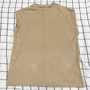 センスオブプレイス ベージュトップス 袖なし 大人カジュアル ゴールド 美品古着 ノースリーブ