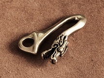 真鍮 ツリバリ ドラゴンキーホルダー（シャックルリング3個） 龍 辰年 竜 釣り針フック キーリング ソリッドブラス 真鍮無垢 ゴールド_画像4