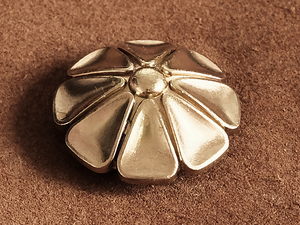 真鍮 ネジ式コンチョ（フラワー）花 ボタン カスタムパーツ レザークラフト プラスドライバー カッパー 雑貨 手芸用品 スクリュー