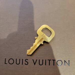 美品 Louis Vuitton パドロック カデナ 南京錠 ルイヴィトン 鍵 ゴールド  番号 318 送料63円～の画像1