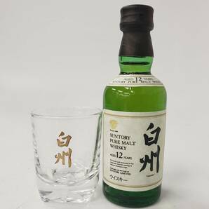 M5991(052)-557/AT7000【千葉県内のみ発送】酒 白州 12年 SUNTORY PURE MALT WHISKY サントリー ピュアモルト 43％ 50ml ミニグラス付きの画像1