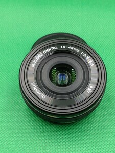 オリンパス OLYMPUS 電動式パンケーキズームレンズ M.ZUIKO DIGITAL ED 14-42mm　自動開閉式レンズキャップ ブラック LC-37C BLK