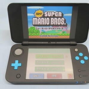 ●●Nintendo new 2DS LL 任天堂 ブラック×ターコイズ ゲーム機 ソフト/タッチペン/アダプター付き 動作品 93826●●！！の画像1