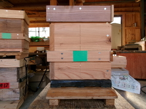 日本蜜蜂重箱式巣箱の出品　アカリンダニ対策天井板組み込み 　捕獲で最強の小型巣箱　　重箱式巣箱　　日本蜜蜂　　日本みつばち徳島塾