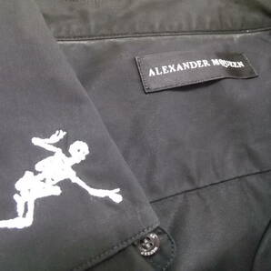 美品 大きいサイズ がいこつ刺繍入り ALEXANDER McQUEEN/アレキサンダー・マックイーン 黒 ルーマニア製 長袖シャツの画像2