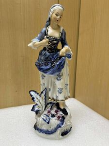 YK7993 陶器人形　西洋婦人　高さ約30.5cm 現状品　31108