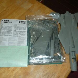 箱なし手付品☆1/48 F-14A トムキャット レベル Revell TOMCATの画像1