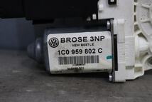 VW ニュービートル 後期 (9C) 純正 BOSCH brose 左 ウインドレギュレーターモーター 左 1C0 959 802 C / 9776-105413-301 p031389_画像2