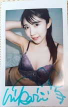 AV女優 皆月ひかる 撮影着用衣装+直筆サイン入りチェキ_画像2