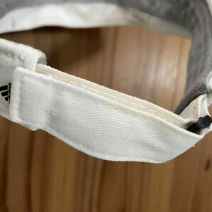 送料込み！adidas ゴルフサンバイザー 白 ホワイト 三本ライン サンバイザー GOLF ゴルフウェア 帽子 の画像4