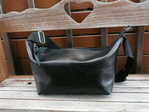 定番の黒！牛革ハンドメイド　オリジナルショルダーバッグ　シンプルなleatherbag　ちょっとしたお出かけに便利
