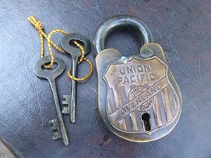 ブラスロック アンティーク 南京錠 ユニオンパシフィック鉄道 Union Pacific Overland Brass Lock お洒落な真鍮鍵です♪