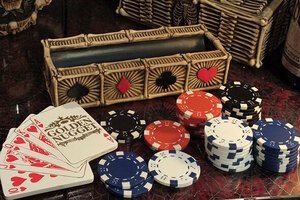 ポーカーチップ　スカルポーカーチップホルダー Skull Poker Chip Holder　ポーカーチップ40枚付き　装飾に是非！