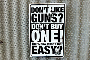 メタルサインプレート 看板 DON’T LIKE GUNS？ DON’T BUY ONE！ EASY？メッセージプレート