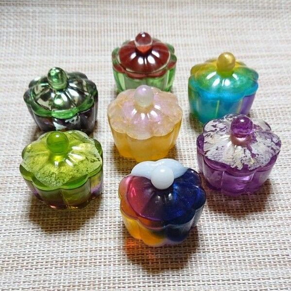 239《小物入れ》花形 7個 カラフルレジン製 蓋付き ハンドメイド