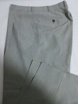 ■P101■男パンツ■本間GOLF Men's2タックパンツ/USED/w91/生成x濃グレー/極細ストライプ/サッカー地/裏地無し/樹脂ワッペンロゴ_画像3