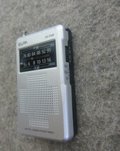 ELPA 朝日電器 AM/FMポケットラジオ ER-P36F ワイドFM対応 動作確認品 12-24-8_画像3