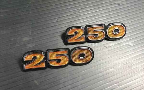 送料無料 新品 ダイキャスト製 250ss マッハ サイドカバー エンブレム 2枚セット S1 S1A カウル KH250