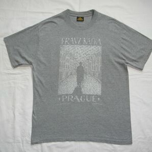 ☆ 90s ビンテージ ART PRAHA HANDMADE FUN EXPLOSIVE Franz Kafka フランツ・カフカ スーベニア Tシャツ sizeXL グレー ☆USA古着 プラハの画像1