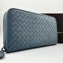 【美品】BOTTEGA VENETA ボッテガヴェネタ 長財布 イントレチャート ラウンドファスナー レザー 本革 メンズ ビジネス 財布 ブルー 水色　_画像1