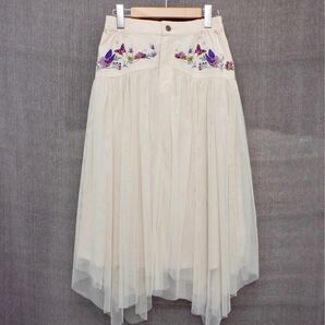 iS ScoLar：イズスカラー　花蝶刺繍チュール切替スカート